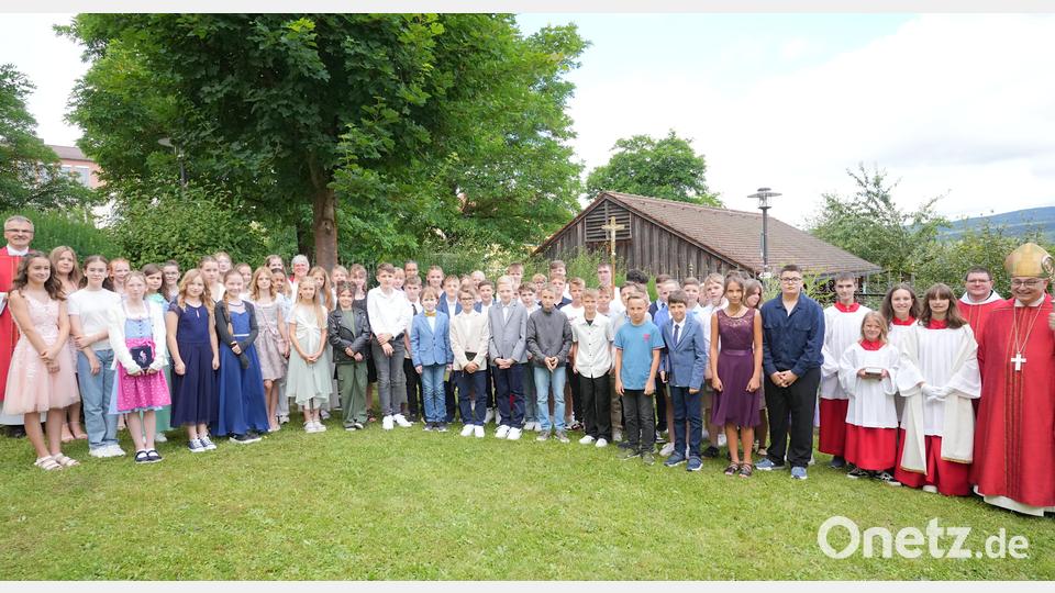 55 Jugendliche aus Erbendorf erhielten von Hermann Josef Kugler (rechts) das Sakrament der Firmung. Bild: Christian Adam/exb