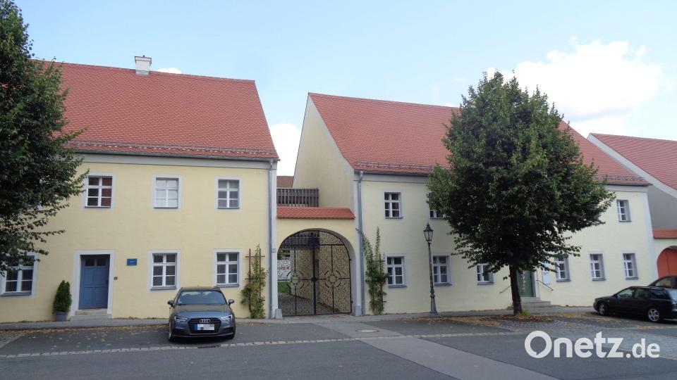 Das Thammer-Anwesen in Winklarn, bei Denkmalschützern registriert als ehemaliger Gasthof &quot;Zum Goldenen Löwen&quot;, überzeugt auch Kunstminister Markus Blume durch die nachhaltige Sanierung mit heimischen Baumaterialien wie Hanf, der für den Einbau der Kastenfenster und die Dachdämmung verwendet wurde. Bild: amö