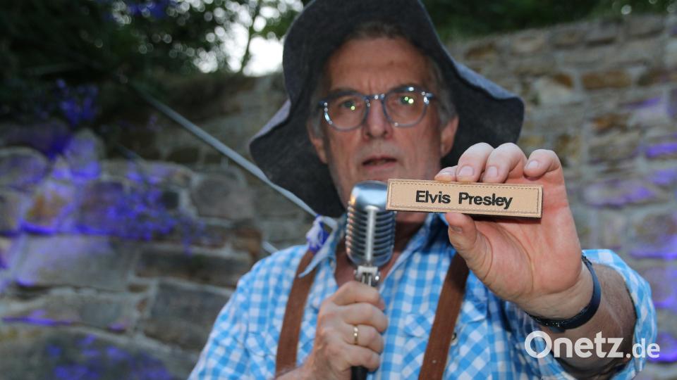 Wastl Grandlhuber zeigte eines seiner vielen Elvis-Andenken. Bild: sne