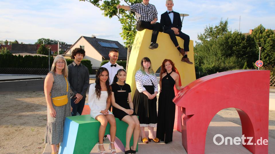 Die sechs Jahrgangsbesten freuten sich mit Schulleiterin Anja Bräu, Klassenlehrer Dominick Eckert und 3. Bürgermeisterin Anita Heßler über ihren Abschluss. Bild: sne