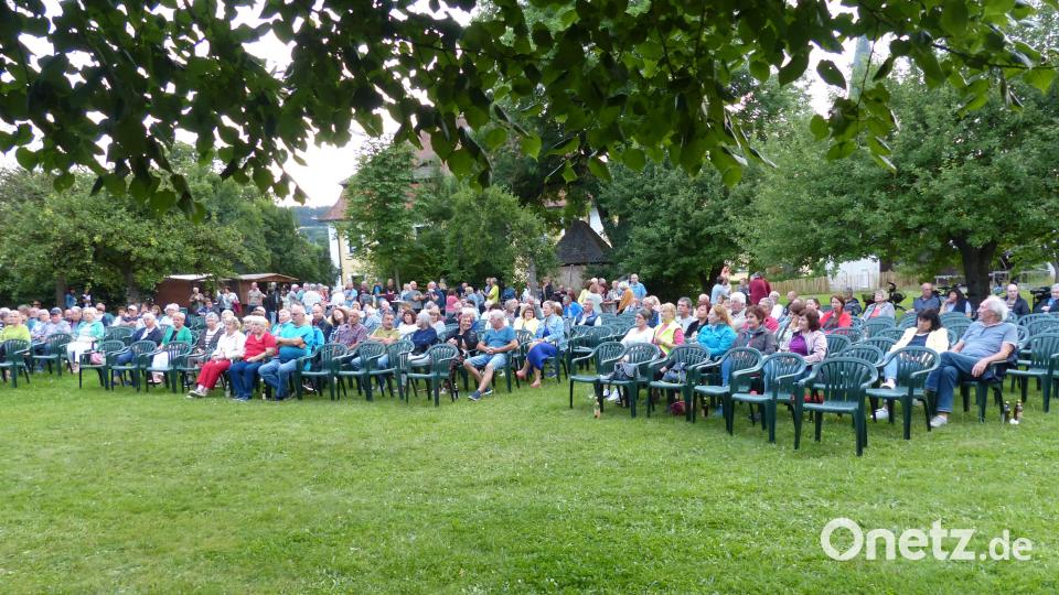 Mit dem Baumbestand besitzt der Pfarrgarten eine herrliche Kulisse für Serenaden. Bild: hme