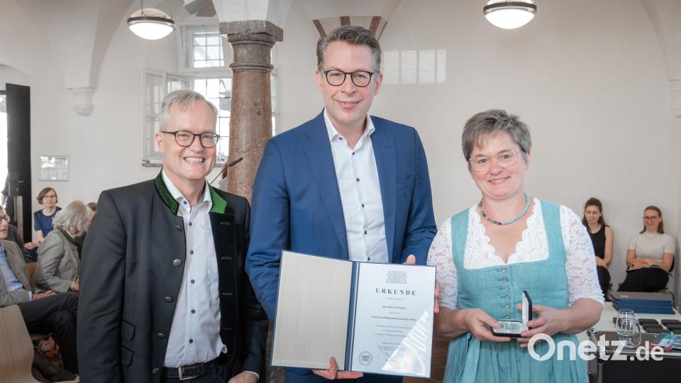 Generalkonservator Mathias Pfeil (links) und der bayerische Staatsminister für Wissenschaft und Kunst Markus Blume (Mitte) würdigen das Engagement des Marktes Winklarn mit einer Urkunde und der Denkmalschutz-Medaille, die Bürgermeisterin Sonja Meier in München entgegennehmen konnte. Bild: Axel König/StMWK