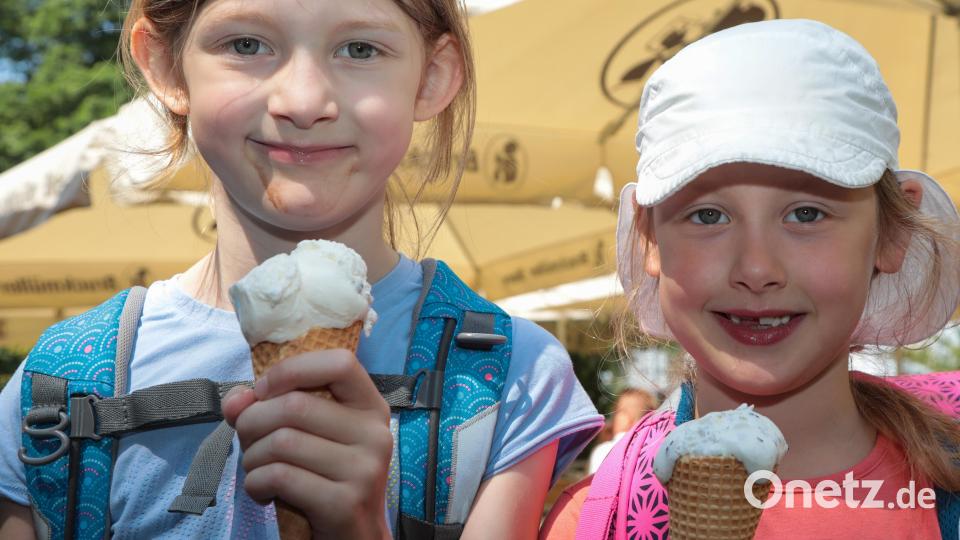 Sophia und Judith haben sich ihre Gratis-Kugel direkt nach der Schule geholt. Bild: Wolfgang Steinbacher