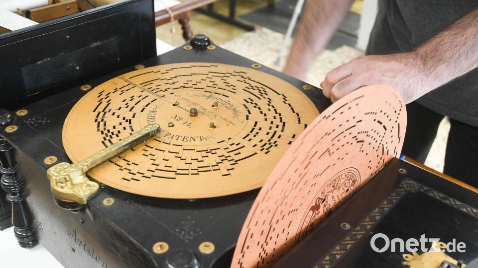 Auch Papierplatten besitzt Herr Heindl in großer Zahl Bild: Gabi Schönberger