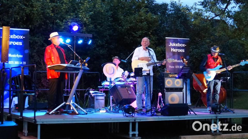 Die &quot;Jukebox Heroes&quot; sorgen für gute Unterhaltung im Pfarrgarten. Bild: hme