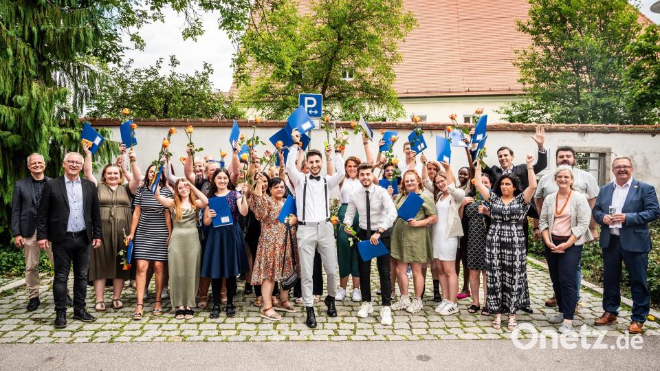 Die Absolventen der generalistischen Pflegeausbildung und der Pflegefachhelferausbildung. Es gratulierten: Der Sulzbach-Rosenberger Bürgermeister Stefan Frank (Zweiter von rechts), die kommissarische Schulleiterin Jutta Brose (vorne, Zweite von rechts) sowie Diözesan-Caritasdirektor Michael Weißmann (links) und der 2. Bürgermeister der Stadt Amberg, Martin Preuß (rechts). Bild: Schophoff/exb