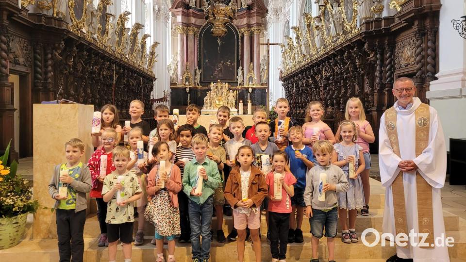 Eine Tauferinnerungsfeier stand für die Vorschulkinder der drei Waldsassener Kinderhäuser an. Rechts im Bild Stadtpfarrer Dr. Thomas Vogl. Bild: Monika Mittereder/exb
