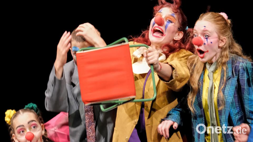 Die Theatergruppe des Ludwigsgymnasiums Straubing ließ Clowns den Wert und die Definition von Kunst verhandeln - mit beeindruckender Mimik und Gestik, berührend, und immer wieder sehr komisch. Bild: Peter Ringeisen