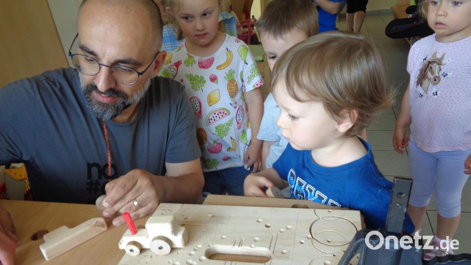 Stefan und Katrin Schulz, Eltern eines Kindergartenkindes, waren im Kindergarten und haben mit einer Kindergartengruppe eine Werkprojekt durchgeführt. Bild: Kinderhaus Steinwaldzwerge/exb