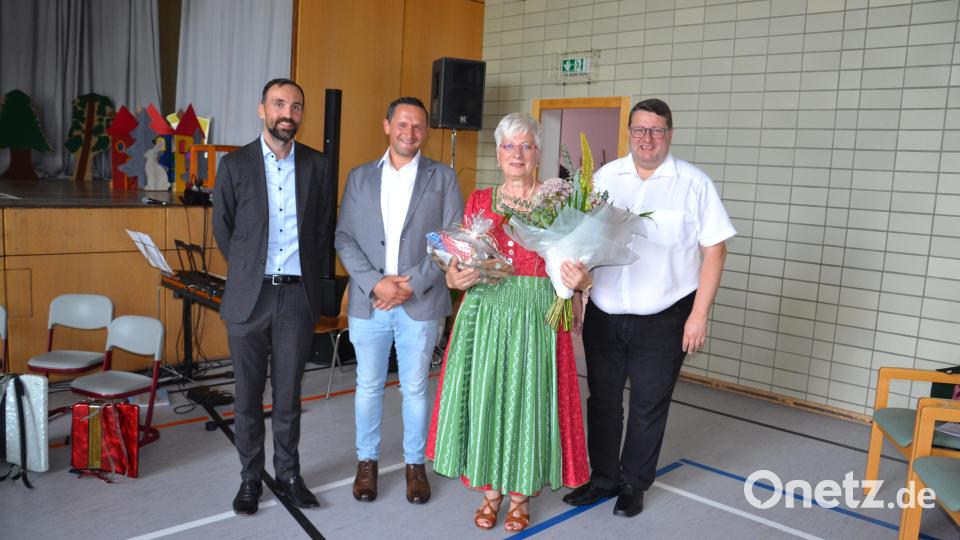 Rektorin der Grundschulen Moosbach und Tännesberg wurde in den Ruhestand verabschiedet. Die besten Wünsche für die Zukunft überbrachten Bürgermeister Armin Bulenda aus Moosbach und Zweiter Bürgermeister von Tännesberg, Werner Schärtel, sowie Pfarrer Udo Klösel (von links). Bild: gi