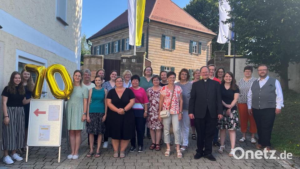 Auf dem Gruppenfoto sind alle aktuellen und bisherigen Mitarbeiter der Bücherei zu sehen sowie Vertreter der Träger (Bürgermeister Hans Walter und Pfarrer Heribert Stretz von der Pfarreiengemeinschaft Kastl-Waldeck sowie die Diözesanbeauftragte Christina Schnödt vom Michaelsbund). Bild: Claus Reger/exb