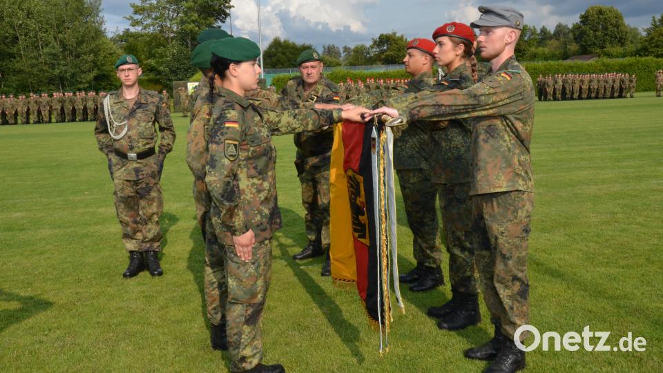 Stellvertretend treten aus jeder Gruppe Rekruten hervor und legen die Hand auf die Truppenfahne, um den Eid abzulegen. Bild: dob