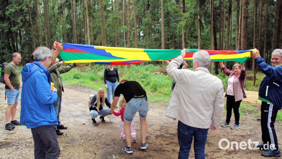 Die Kinder durften durch ein Schwungtuch laufen. Bild: bjo