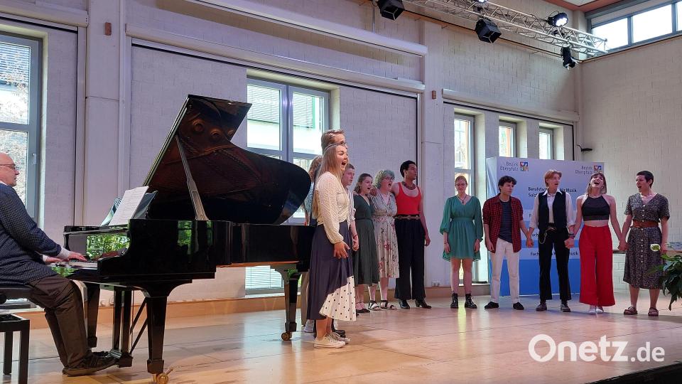 Zur Darbietung des Musicalensembles unter der von Leitung Manfred Knaak könnte man mit einem Wort auch Stimmenwunder sagen. Bild: mfh
