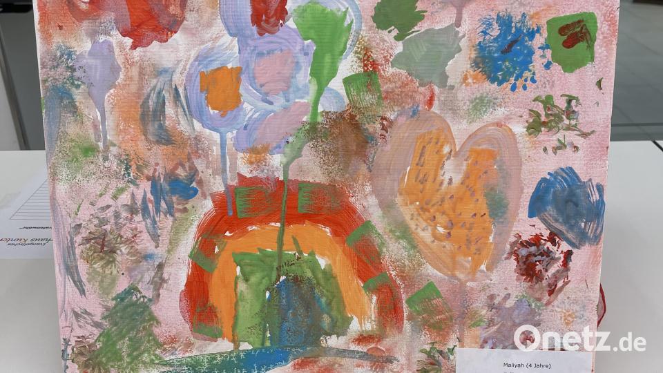 Bunte Farben und ausdrucksstarke Motive brachten die kleinen Künstlerinnen und Künstler aus dem Kinderhaus Kunterbunt auf Papier und Leinwand. Damit machten sie dem Namen der Einrichtung alle Ehre. Bild: Inga Hinz/exb
