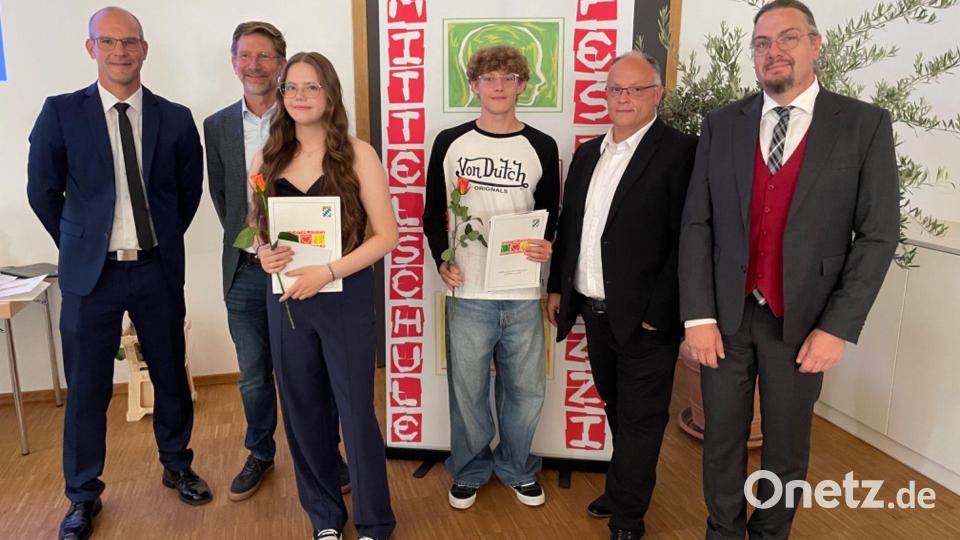 Es gibt auch Blumen für die Absolventen: (von links) Konrektor Michael Fleischmann, Björn Sommer, Julia Härtel, Leon Kammler, Günter Baumgärtner sowie Robert Wittmann, Rektor. Bild: sm/exb