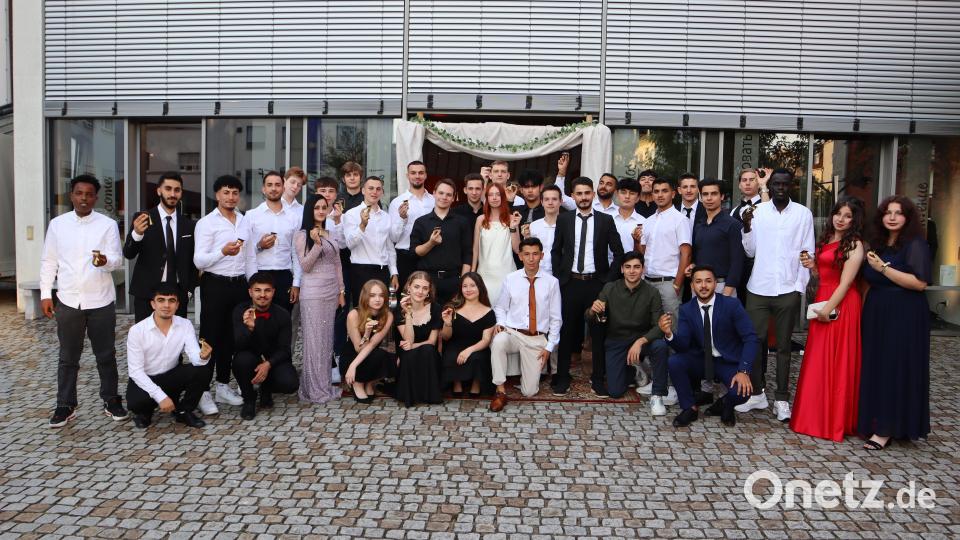 Gemeinsam feiern die Schüler ihren Abschluss bei einem Ball. Bild: Florian Spieß/exb