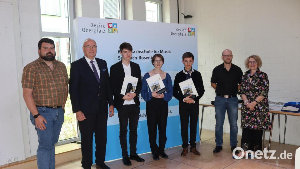 Gratulation für die drei besten Absolventen (von links) Stefan Frank (Bürgermeister), Franz Löffler (Bezirkstagspräsident), Nicholas Seifert (Hauptfach Klavier, 1,0), Elena Eikam (HF Klarinette, 1,09), André Weiß (HF Gesang, 1,12), Dominik Lehmeier (Schulleiter), Ursula Kohlhäufl-Steffl (stellvertretende Schulleitung). Bild: mfh