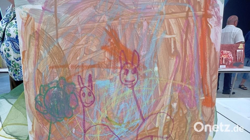 Bunte Farben und ausdrucksstarke Motive brachten die kleinen Künstlerinnen und Künstler aus dem Kinderhaus Kunterbunt auf Papier und Leinwand. Damit machten sie dem Namen der Einrichtung alle Ehre. Bild: Inga Hinz/exb