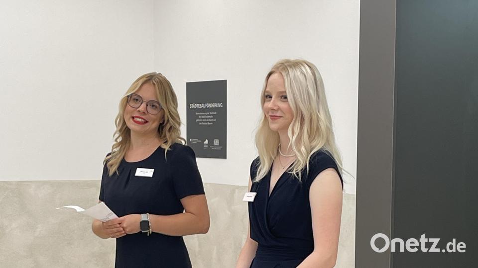 Kindergartenleiterin Johanna Alt und Laureen Bauer begrüßten die Ausstellungsgäste bei der Vernissage im Foyer der Stadthalle Grafenwöhr. Bild: Inga Hinz/exb