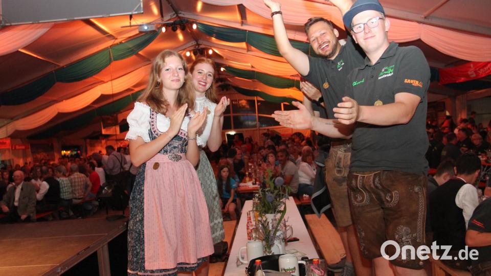 Das Publikum ist begeistert und feiert zu den Klängen der &quot;Schlossberger&quot;. Bild: pi