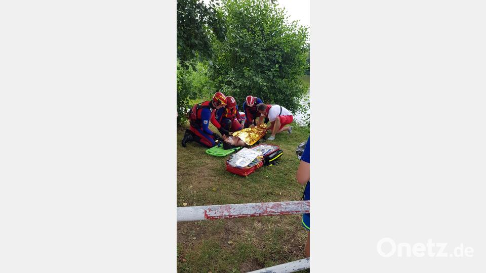 Beim Familienfest der Wasserwacht Mitterteich wurden bei Schauübungen Rettungsmaßnahmen demonstriert. Bild: Müller Sara/exb