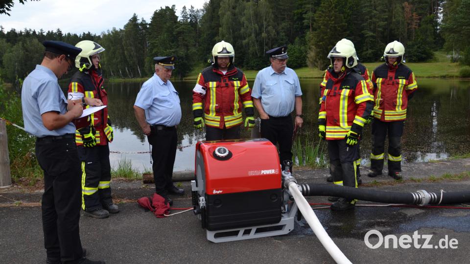 Das Schiedsrichterteam mit Kreisbrandinspektor Martin Weig (Dritter von links), Kreisbrandmeister Thomas Kleber (Dritter von rechts) sowie Anton Schwägerl (links) bestätigt den Frauen und Männern der Feuerwehr Moosbach beste Leistungen. Bild: gi/exb