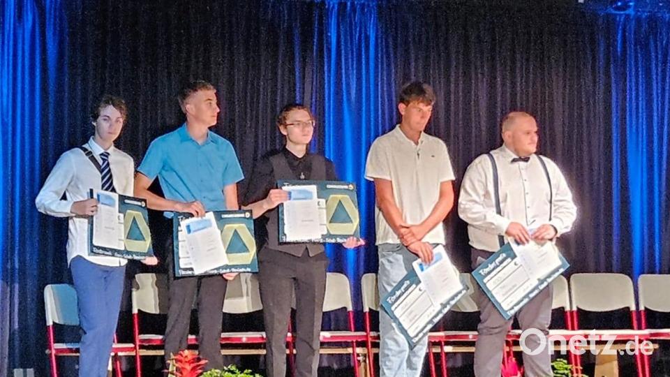 Diese Schüler erhalten einen Förderpreis der Schule. Bild: Birgit Winter-Pausch/exb