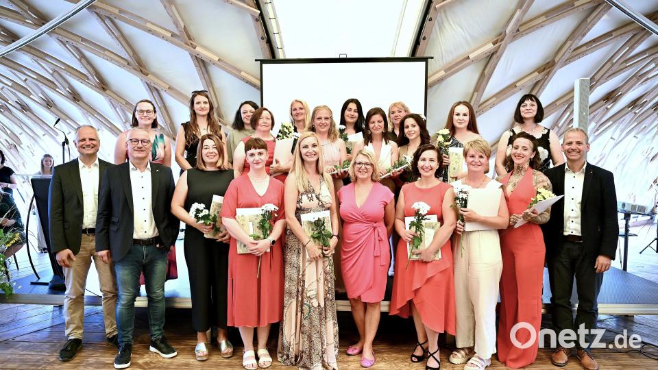 Goldene Stunde für die Absolventinnen der Teilzeitausbildung: die frisch ausgebildeten Erzieherinnen der Caritas Fachakademie für Sozialpädagogik in Weiden mit der Fachakademieleiterin Barbara Neuber (Mitte). Es gratulierten: Diözesan-Caritasdirektor Michael Weißmann (Zweiter von links.), Personalchef Stefan Schmidberger (links) und Robert Seitz (rechts), Abteilungsleiter Bildung und Soziales Bild: H. C. Wagner/Caritas Regensburg/exb