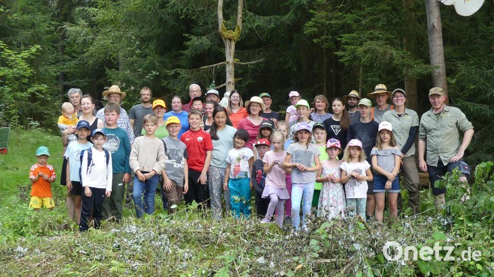 30 Kinder und einigen mutige Erwachsene gestalteten mit den Rangern des Naturparks Steinwald und der Helfer der Gesellschaft Steinwaldia zum 20. Jubiläum des Entdeckerpfades neue Geister und Fabelwesen. Bild: Claudia Lippert/exb