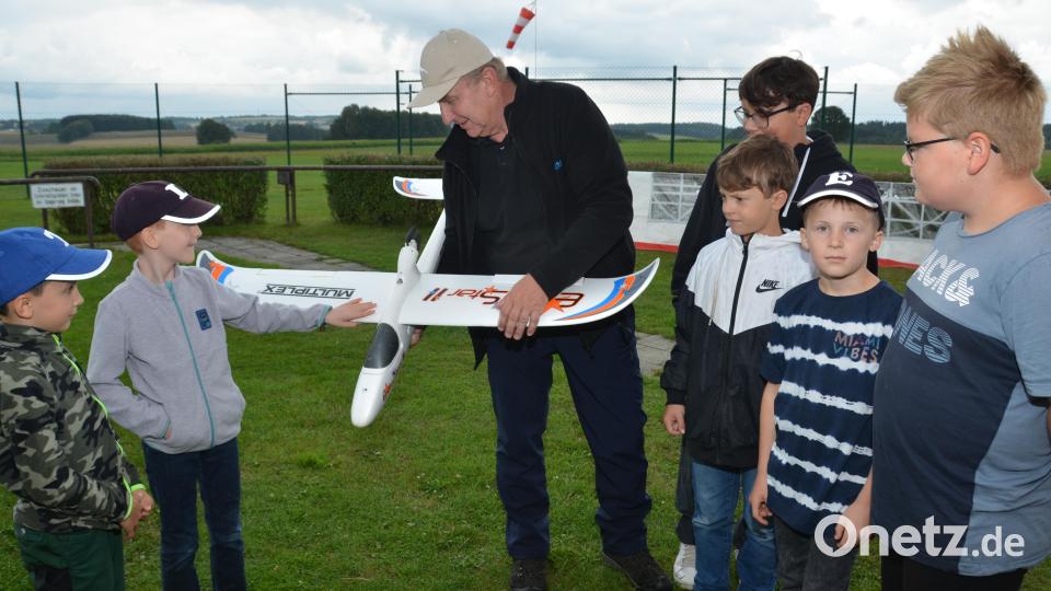 Der Modellsportclub bemüht sich immer sehr, wenn die Kinder zu Gast auf dem Flugplatz an der Neumühle sind, um das Hobby schmackhaft zu machen. Archivbild: dob