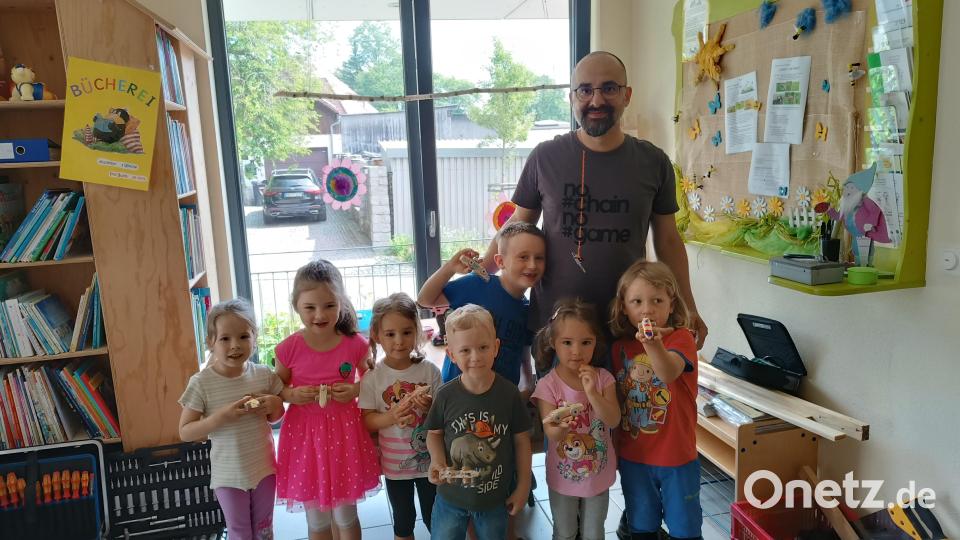 Stefan und Katrin Schulz, Eltern eines Kindergartenkindes, waren im Kindergarten und haben mit einer Kindergartengruppe eine Werkprojekt durchgeführt. Bild: Kinderhaus Steinwaldzwerge/exb