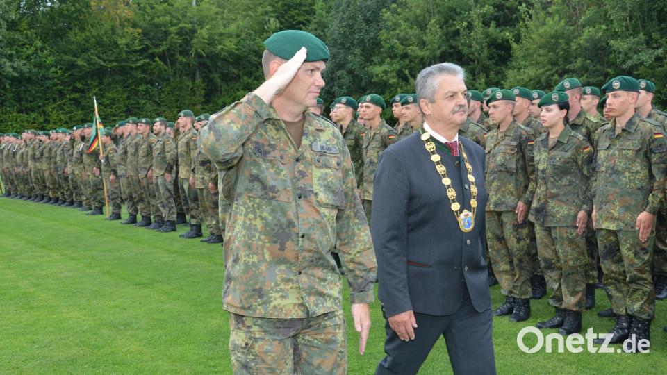 Zusammen mit Bürgermeister Andreas Wutzlhofer schreitet der Kommandeur des Panzergrenadierbataillons 122, Oberstleutnant Ralf Georgi, unter den Klängen des Bayerischen Präsentiermarschs, die Front der Gelöbnisaufstellung ab. Bild: dob