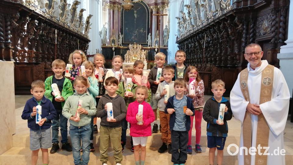 Eine Tauferinnerungsfeier stand für die Vorschulkinder der drei Waldsassener Kinderhäuser an. Rechts im Bild Stadtpfarrer Dr. Thomas Vogl. Bild: Monika Mittereder/exb