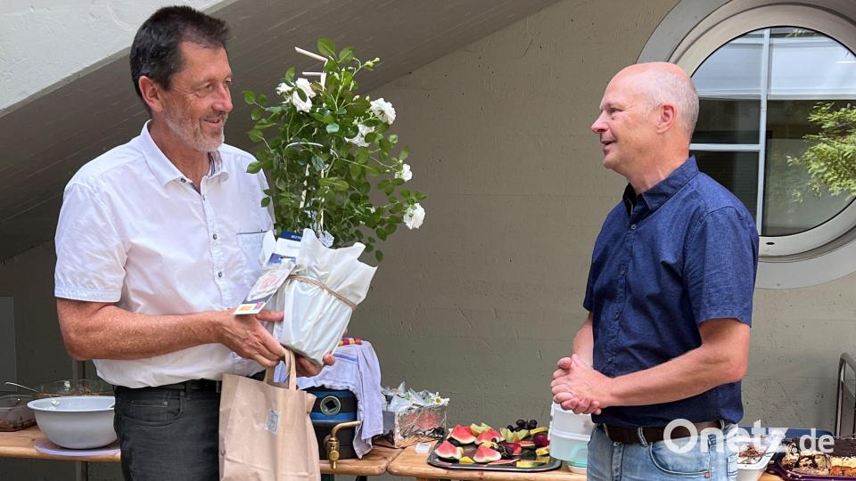 Christoph Kasseckert (rechts) und Ruheständler Wolfram Schwabe wurden an der Realschule Pegnitz verabschiedet. Schwabe hatte 34 Jahre lang Mathe und Physik unterrichtet. Bild: hdk