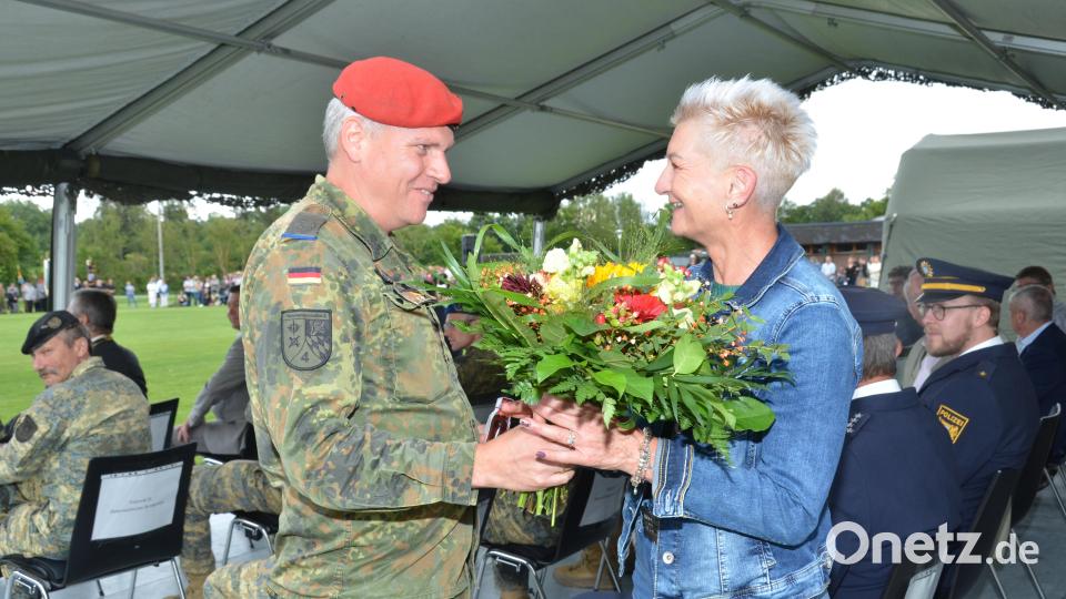 Die weitest angereisten Familien erhielten von Oberstleutnant Tobias Gößlbauer als Kommandeur des Versorgungsbataillons 4 ein Geschenk. Bild: dob