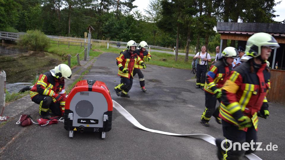 Das Schiedsrichterteam mit Kreisbrandinspektor Martin Weig, Kreisbrandmeister Thomas Kleber sowie Anton Schwägerl bestätigt den Frauen und Männern der Feuerwehr Moosbach beste Leistungen. Bild: Peter Garreiss