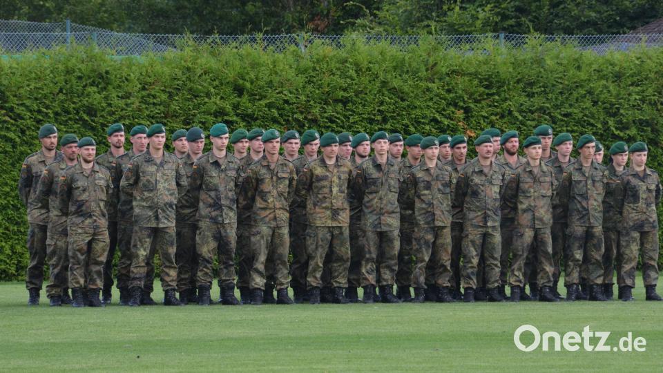 Auf dem grünen Rasen des Fußballplatzes nehmen die Rekruten Aufstellung. Bild: dob