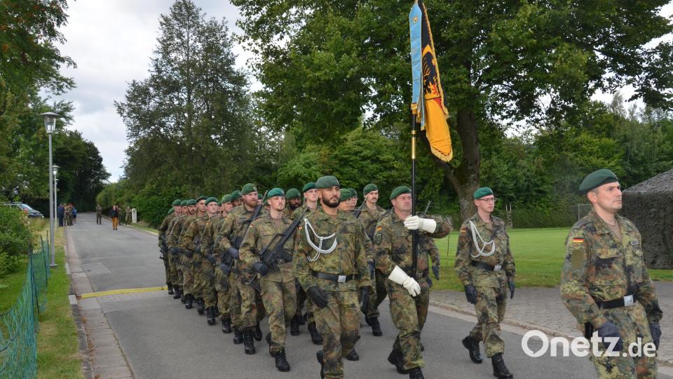 60 Rekruten und Zeitsoldaten legen im Sportzentrum ihren feierlichen Eid auf die Bundesrepublik Deutschland ab. Bild: dob