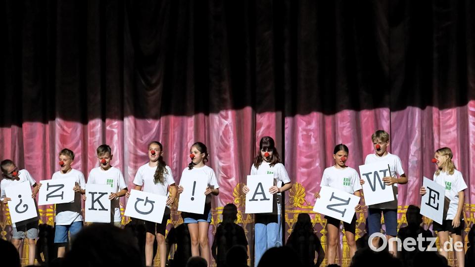 Die Theaterklasse des Gregor-Mendel-Gymnasiums führte in kurzen Spielszenen zu den Aufführungen hin und sorgte so schon für die angemessene Stimmung bei den Zuschauern. Bild: Peter Ringeisen