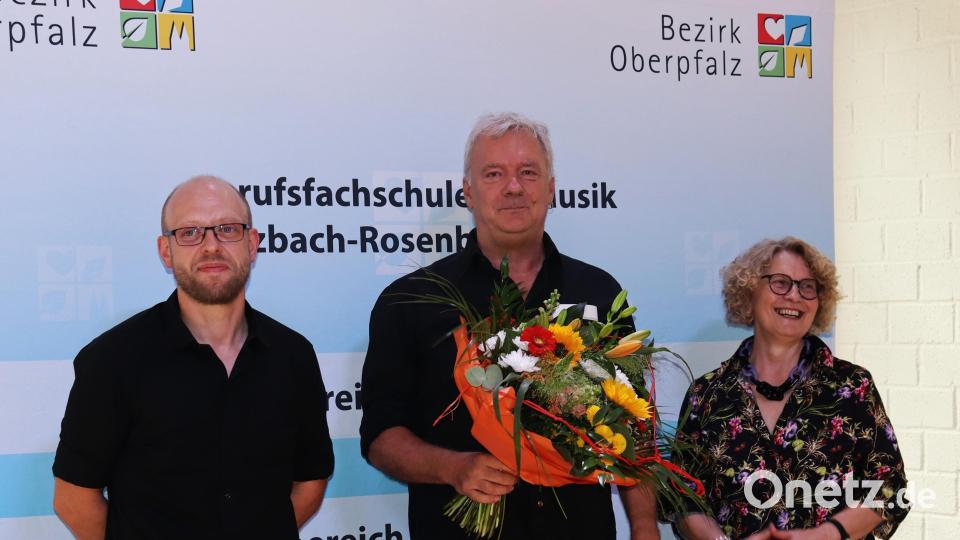 Schauspiellehrer Michael Blumenthal (Mitte) wurde in den Ruhestand verabschiedet. Bild: mfh