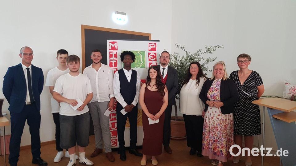 Geschafft. Die Pestalozzi-Schule verabschiedet ihre Absolventen: (von links) Konrektor Michael Fleischmann, Philipp Glinka, Enrico Neuber, Laszlo Antmann, Mohammed Gafer, Sahra Walenta, Robert Wittmann, Rektor und die Klassenleitungen Andrea Schmöller, Marina Volkmer und Marina Bergmann. Bild: sm/exb
