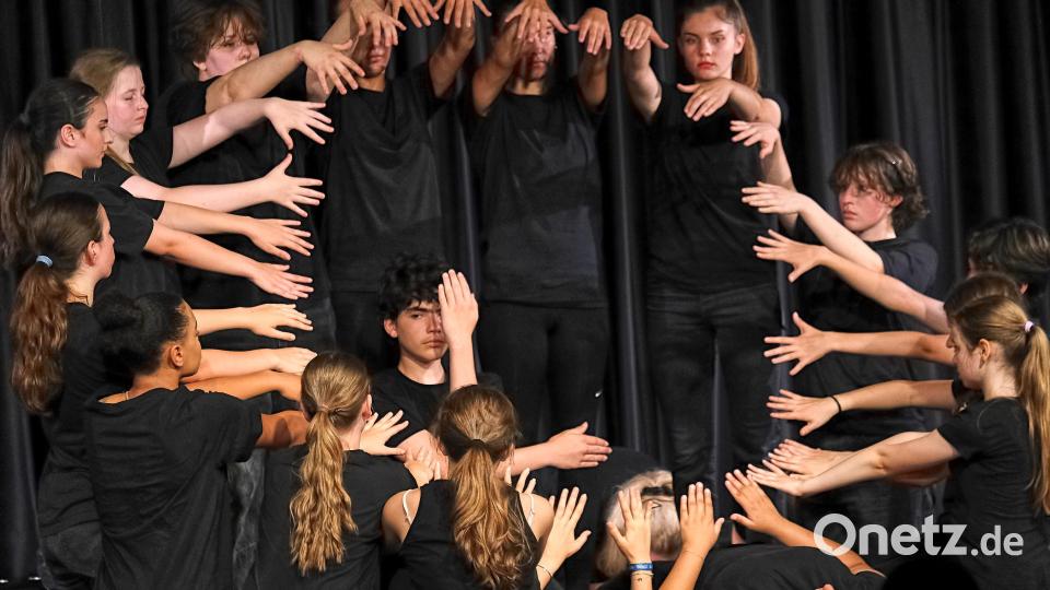 Die Theatergruppe des Carl-Orff-Gymnasiums Unterschleißheim thematisierten unter anderem die süchtigmachende Wirkung der sozialen Medien, hier mit einem Zifferblatt aus Armen, das mit stakkato-artigem &quot;Tik-tik-tik-tok&quot; auf das Kurzvideo-Portal verwies, das vielen die Zeit stiehlt. Bild: Peter Ringeisen