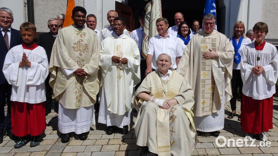 Die Fahnenabordnungen der kirchlichen Vereine feiern mit dem Jubilar in seiner Heimatpfarrei sein goldenes Priesterjubiläum. Bild: hm