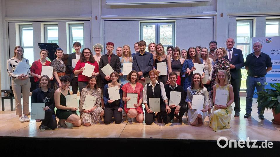 30 Absolventen erhielten ihre Zeugnisse. Sie wurden mit den besten Wünschen von Schulleiter Dominik Lehmeier (re.), Bezirkstagspräsident Franz Löffler (2.ter v.r.) und Bürgermeister Stefan Frank (3.ter v.r.) in ihren neuen Lebenabschnitt verabschiedet. Bild: mfh