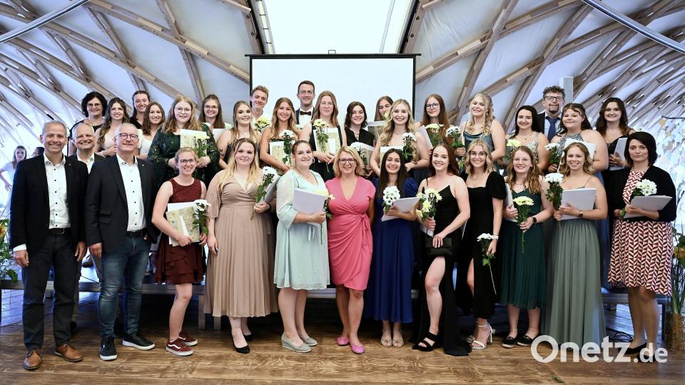 Goldene Stunde für die Absolventinnen und Absolventen der Vollzeitausbildung: die frisch ausgebildeten Erzieherinnen und Erzieher der Caritas Fachakademie für Sozialpädagogik in Weiden mit der Fachakademieleiterin Barbara Neuber (Mitte). Es gratulierten: Diözesan-Caritasdirektor Michael Weißmann (Zweiter von links), Personalchef Stefan Schmidberger (links) und Robert Seitz (rechts), Abteilungsleiter Bildung und Soziales Bild: H. C. Wagner/Caritas Regensburg/exb