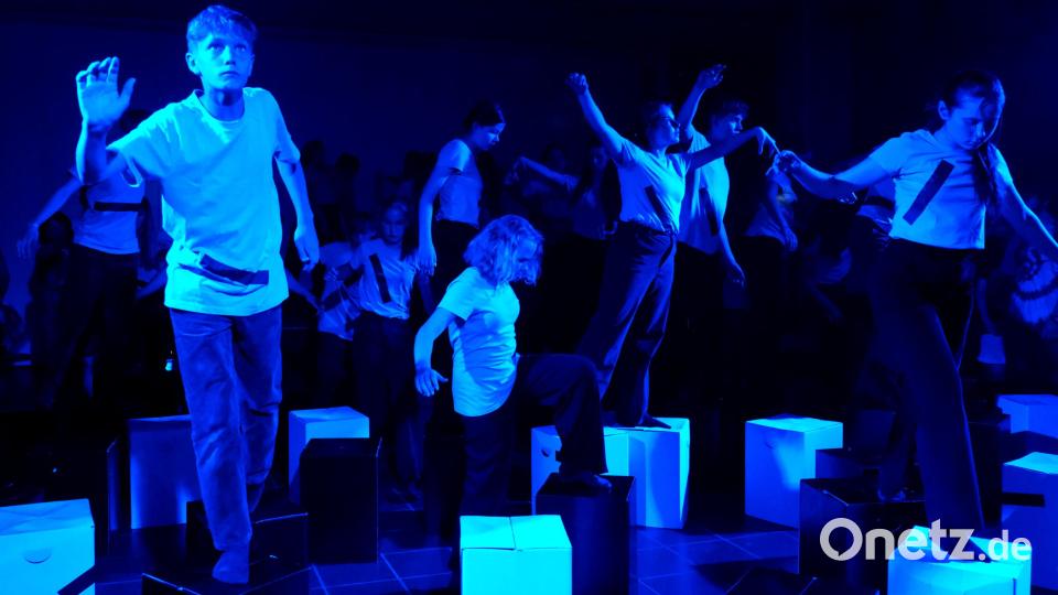 Die Theatergruppe des Ernst-Mach-Gymnasiums Haar beeindruckte zutiefst durch ihr exzellent gestaltetes Dokumentarstück über das Thema Euthanasie in der Zeit der Nazi-Herrschaft. Diese Schultheaterproduktion entstand als Auftragswerk des Zentrums für Erinnerungskultur Regensburg. Bild: Peter Ringeisen