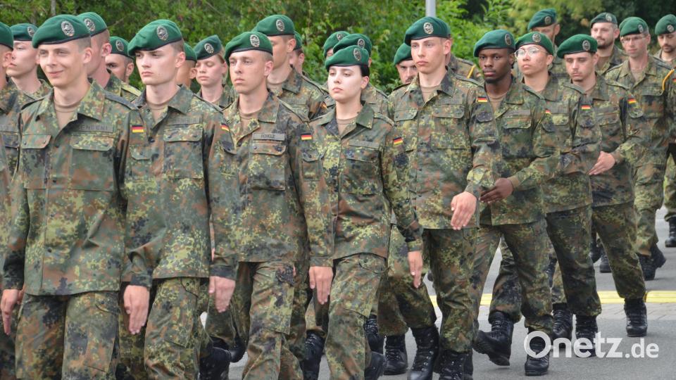 Im Gleichschritt ging es hinunter ins Sportzentrum. Bild: dob