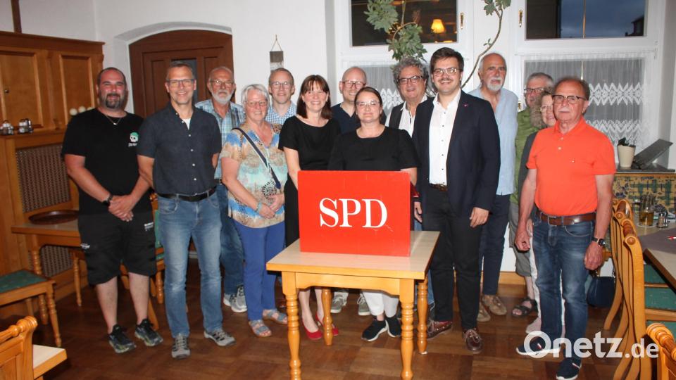 Silke Tanner, Sabine Eichermüller und Werner Walberer (Siebente, Neunte und Erster von rechts) leiten für die nächsten zwei Jahre den Pressather SPD-Ortsverein. Fünfter und Sechster von rechts: Unterbezirksvorsitzender Simon Grajer und Bürgermeister Bernhard Stangl. Bild: bjp/exb