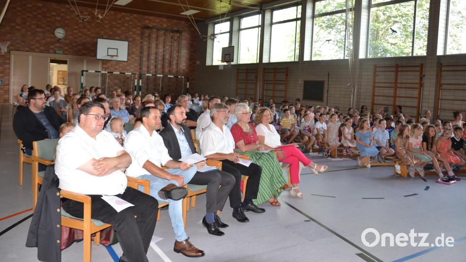 Die Moosbacher Rektorin Ulrike Uhlemann (sitzend, Zweite von rechts) geht in den Ruhestand. In der Turnhalle wurde die scheidende Schulleiterin verabschiedet. Bild: gi